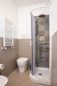 メッシーナにあるAppartamento al Mare Sant’Agataのバスルーム(トイレ、ガラス張りのシャワー付)