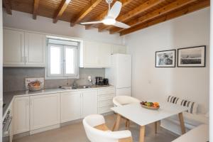 Kuchyň nebo kuchyňský kout v ubytování Cavo Blue Villas