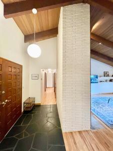 Πισίνα στο ή κοντά στο Midcentury Modern Gem - 3bd 2ba