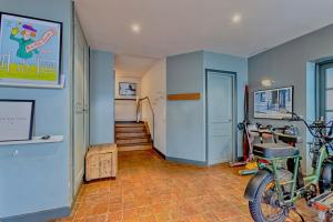 Galeriebild der Unterkunft JO 2024 PARIS - Maison Bleue Piscine in Clichy