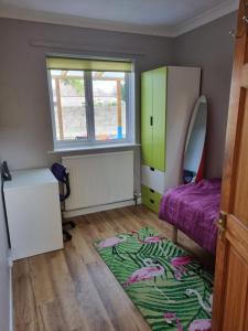 Longham的住宿－Beautiful guest house，一间卧室配有床、镜子和地毯