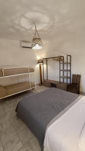 ドノラティコにあるBellOrettaのベッドルーム1室(大型ベッド1台、シャンデリア付)