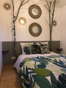 een slaapkamer met een bed met bomen aan de muur bij Pop Bohèm en Camargue maison atypique 135m2 in Arles