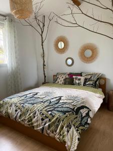 een slaapkamer met een bed met een boom aan de muur bij Pop Bohèm en Camargue maison atypique 135m2 in Arles