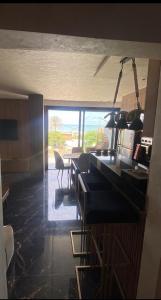 - une cuisine avec une salle à manger offrant une vue sur l'océan dans l'établissement Tamaris Dar Bouazza excellente appart villa, à Casablanca