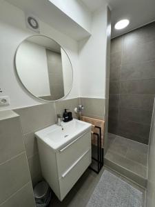 Phòng tắm tại Zentrale moderne City-Wohnung - Netflix - Nespresso +31 ảnh