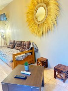 ein Wohnzimmer mit einem Sofa und einem Tisch in der Unterkunft Natura Bungalows in Limenas