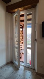 ドノラティコにあるBellOrettaのガラス戸付きの部屋の開口ドア