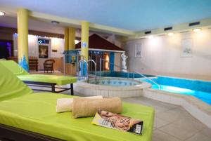 una habitación de hotel con piscina y spa en Hotel Korona Wellness, Rendezvény és Borszálloda en Eger