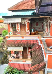Banana Home Stay Ubud في أوبود: اطلالة علوية على منزل بسقف احمر