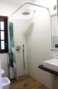 een badkamer met een douche en een wastafel bij mare, sole e relax a 5 km da Cefalu' in Cefalù
