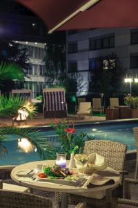 Bazén v ubytování Mercure Hotel Frankfurt Eschborn Ost nebo v jeho okolí