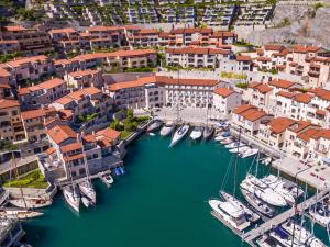 eine Luftansicht eines Hafens mit angedockten Booten in der Unterkunft Portopiccolo Apartments in Sistiana