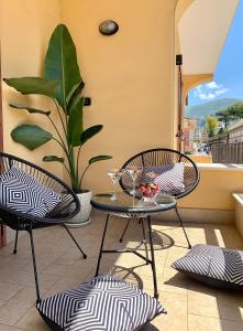 圣安吉洛Flat 252 Sorrento Apartments的天井配有两把椅子和一张玻璃桌