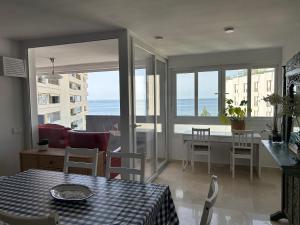 un soggiorno con tavolo e vista sull'oceano di Marbella Centre Beachfront & Pool a Marbella
