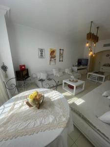 a living room with a bowl of fruit on a table at Appartement Sur La Plage in Hammamet