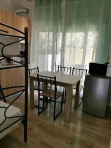 kuchnia ze stołem i krzesłami oraz łóżkiem piętrowym w obiekcie IRINI'S HOUSE w mieście Torone