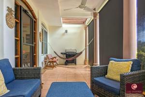 un porche con 2 sillas y una hamaca en Casa Esperanza SJDS, en San Juan del Sur