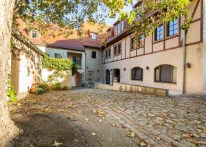 an empty driveway in front of a house at Gästehaus Geiseltalsee in Mücheln