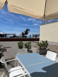 una mesa y sillas con vistas al océano en Appartamento Fronte Laguna Ca’Nonica en SantʼAntonio