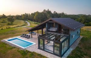 an overhead view of a house with a pool at Amazing Home In Cetingrad With Wifi in Cetingrad
