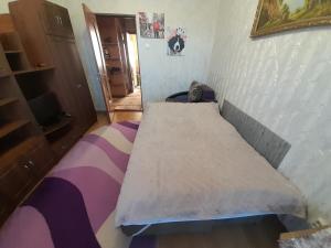 1 dormitorio pequeño con 1 cama en una habitación en Апартаменти біля Автовокзалу, en Rivne