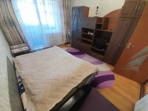 1 dormitorio pequeño con 1 cama y TV en Апартаменти біля Автовокзалу, en Rivne
