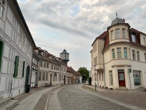 an empty street in a town with buildings at Ferienwohnung Nauen Familie Renner in Nauen