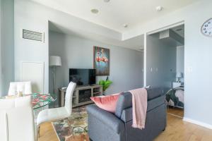 een woonkamer met een bank en een tafel bij GLOBALSTAY Maple Leaf Square in Toronto