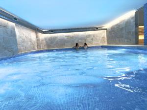 - une grande piscine pour 2 personnes dans l'établissement Ático Lamar Spa Golf Playa, à Pilar de la Horadada