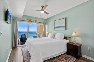 1 dormitorio con 1 cama y vistas al océano en Emerald Isle Unit 607, en Pensacola Beach