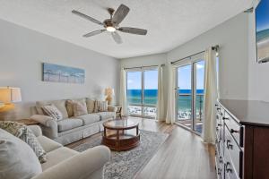 un soggiorno con divano e ventilatore a soffitto di Emerald Isle Unit 607 a Pensacola Beach