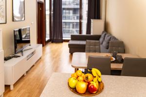 Televízia a/alebo spoločenská miestnosť v ubytovaní Triton Apartments