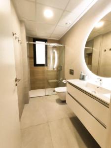 ポロップにあるAmberes apartment, a stylish villa's independent downstairs apartment with private swimming pool and terraceの洗面台、トイレ、鏡のあるバスルーム