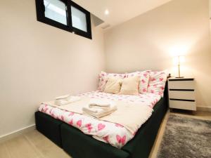 ポロップにあるAmberes apartment, a stylish villa's independent downstairs apartment with private swimming pool and terraceの小さなベッドルーム(ピンクのシーツが備わるベッド付) +11枚の写真