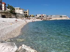 een groep mensen op een strand vlakbij het water bij Villa Luce in Bisceglie