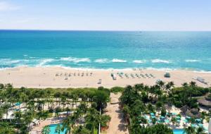 een luchtzicht op een strand en de oceaan bij Amazing apartment in Miami Beach in Miami Beach