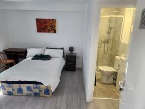 Легло или легла в стая в Lovely private bedroom in a 5-bedroom home in Dagenham London with a lounge