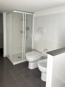 een witte badkamer met toilet en douche bij Villa Luce in Bisceglie +9 foto's