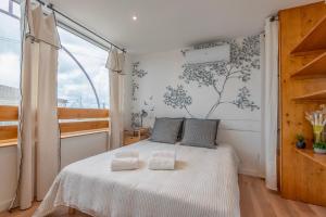 Ένα ή περισσότερα κρεβάτια σε δωμάτιο στο Suites Kerlarros Clim et Parking face Gare et Port