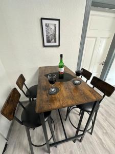 Una mesa con una botella de vino y dos copas. en FeWo Topnik, en Castrop-Rauxel 8 fotos más