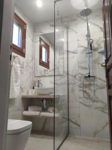La salle de bains est pourvue d'une douche, de toilettes et d'un lavabo. dans l'établissement Villa Contessa, à Vasilikos