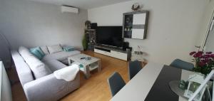 TV a/nebo společenská místnost v ubytování 4****Sterne Ferienwohnung Mia DTV Klassifizierung