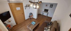 Televízia a/alebo spoločenská miestnosť v ubytovaní Apartamentos Fuente Nueva II