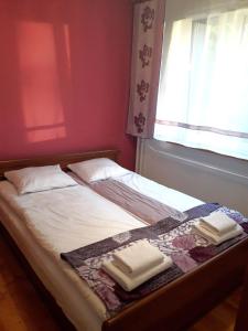 1 dormitorio con 1 cama con 2 toallas en Apartament *Jasmine* en Dąbrowa Górnicza