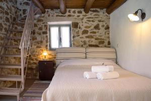 Postel nebo postele na pokoji v ubytování Messinian Stone House