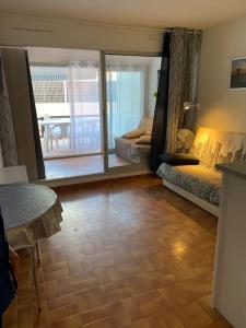sala de estar con 2 camas y balcón en Studio centre port, Cap d'Agde, en Cap d'Agde 7 fotos más