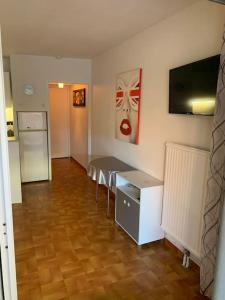 una habitación con una mesa y una pintura en la pared en Studio centre port, Cap d'Agde, en Cap d'Agde