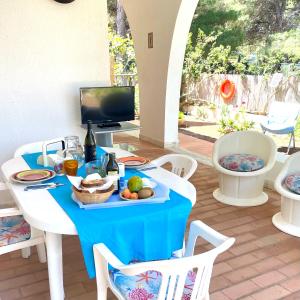 a table with a plate of fruit on it at Antonia's Home - casa per le vacanze con giardino e veranda attrezzati in San Domino