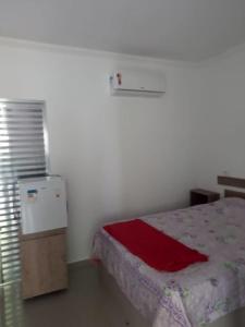 Ένα ή περισσότερα κρεβάτια σε δωμάτιο στο Pesqueiro Restaurante e Pousada Pingo de Ouro +4 φωτογραφίες